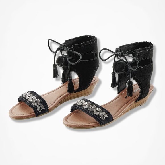 minnetonka black sandals